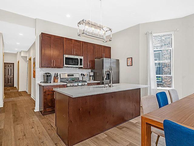 시카고 Modern 4Br Just A Block From Cta Pink Line With Pool Table Free Parking 아파트 외부 사진